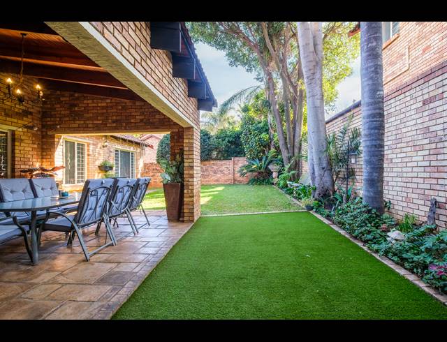 4 BEDROOM TOWNHOUSE TO LET IN SUNDOWNER